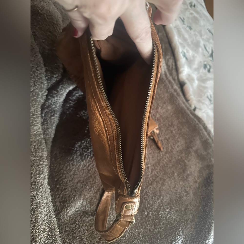 Tan leather shoulder bag - Picture 7 of 12